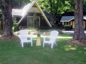 Amber Lantern Two-Bedroom Cottage Lake George